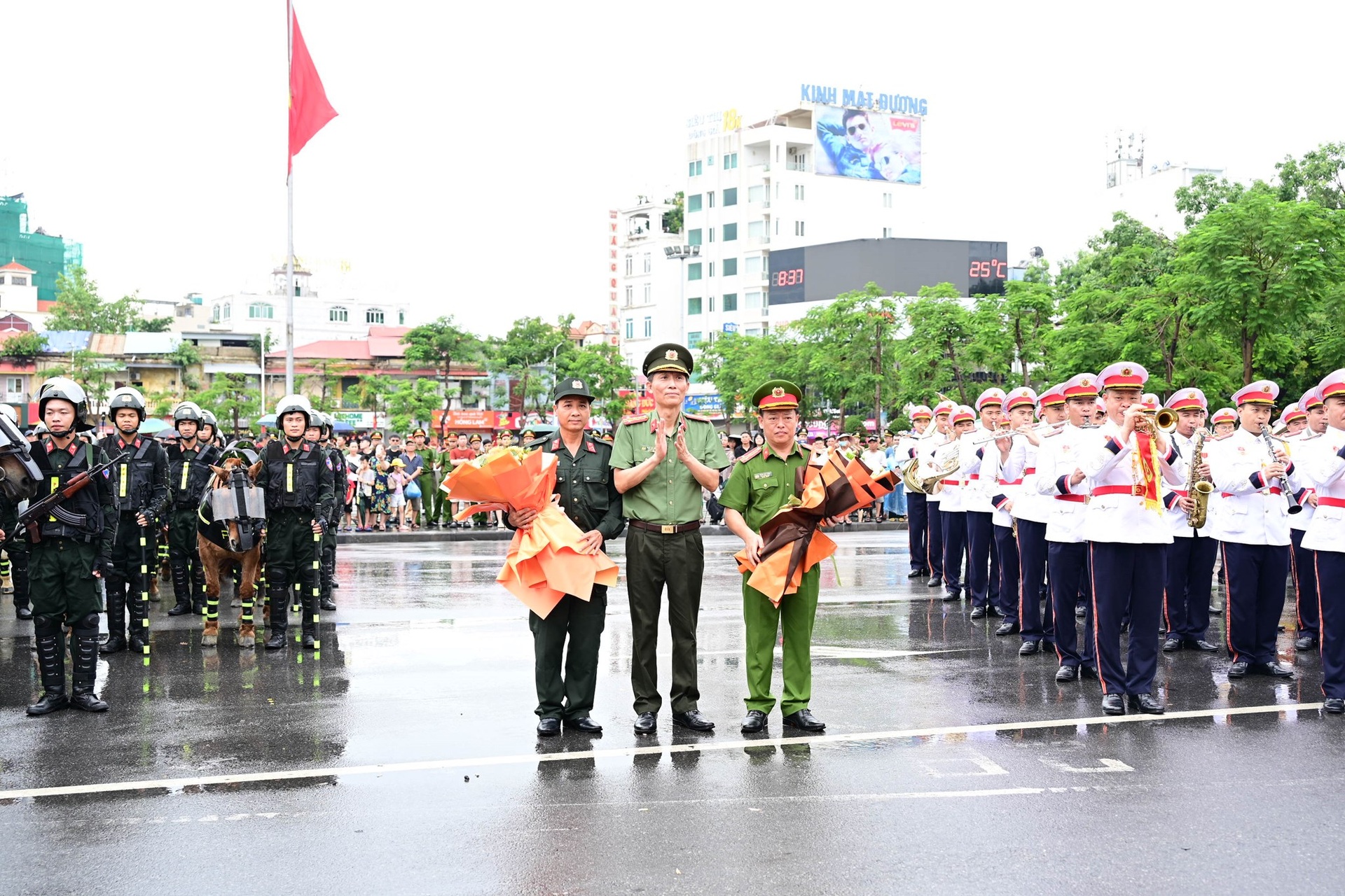 Kỵ binh Cảnh sát cơ động biểu diễn ở trung tâm Hải Phòng - 1 Kỵ binh Cảnh sát cơ động biểu diễn ở trung tâm Hải Phòng - 1