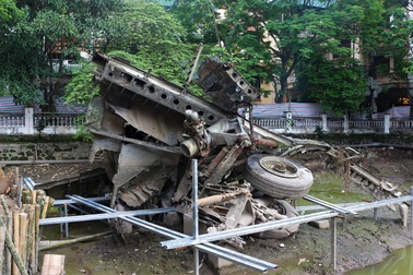 Cận cảnh "pháo đài bay B52" "lộ xác" tại hồ Hữu Tiệp