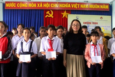 Phú Yên: Trao 100 suất học bổng đến con em ngư dân vượt khó học giỏi