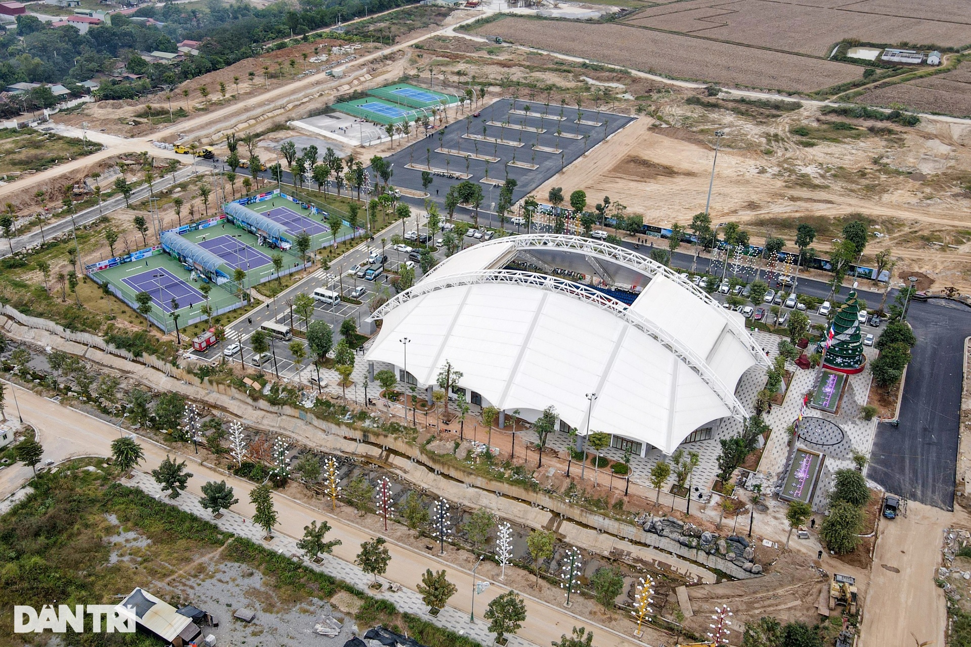 Cận cảnh tổ hợp sân quần vợt lớn và hiện đại nhất Việt Nam - 1