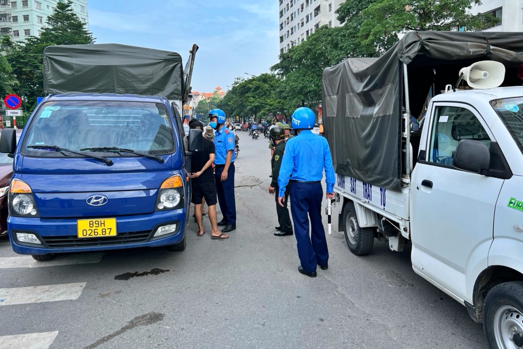 Bí thư Hà Nội nói ô tô đỗ kín lối, địa phương ra quân lấy lại lòng đường - 1 Bí thư Hà Nội nói ô tô đỗ kín lối, địa phương ra quân lấy lại lòng đường - 1