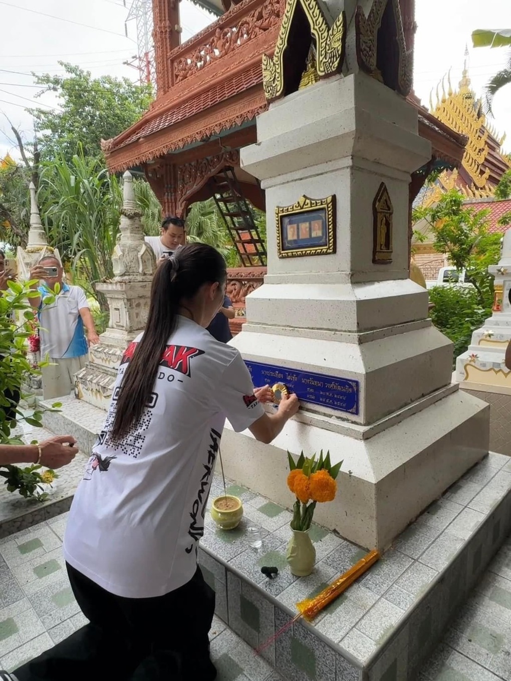 Nhà vô địch Olympic Thái Lan mang HCV đến dâng bên mộ mẹ - 2 Nhà vô địch Olympic Thái Lan mang HCV đến dâng bên mộ mẹ - 2