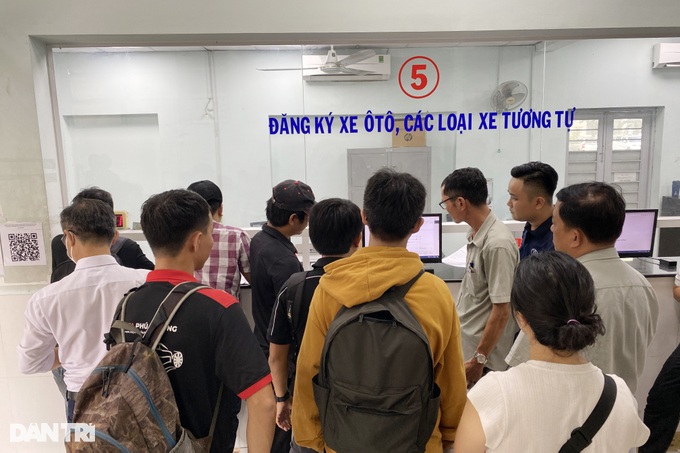 Chưa rõ quy định, người dân TPHCM trần ai đi làm biển số định danh - 1