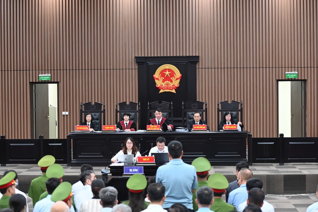 Cựu Bí thư Hoàng Thị Thúy Lan xin được ngồi vì bị chứng ngừng thở, bệnh tim - 1