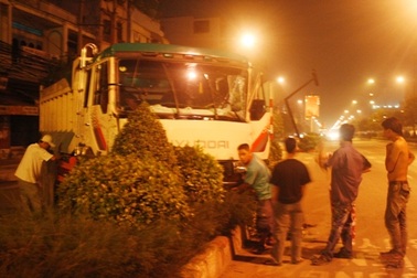 “Đua tốc độ”, xe ben tông gãy cột đèn giao thông