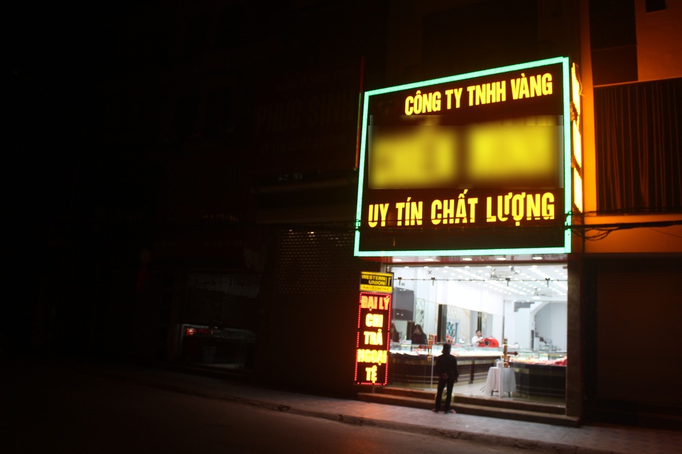 Cảnh tượng lạ lùng ngày vía Thần tài: Nơi đông đúc, chỗ vắng hoe - 6 Cảnh tượng lạ lùng ngày vía Thần tài: Nơi đông đúc, chỗ vắng hoe - 6
