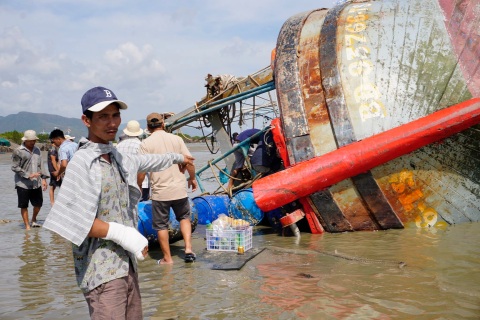 Ngư dân hối hả cứu tàu sau bão Kalmaegi: "Thà mất tay còn hơn mất tàu"
