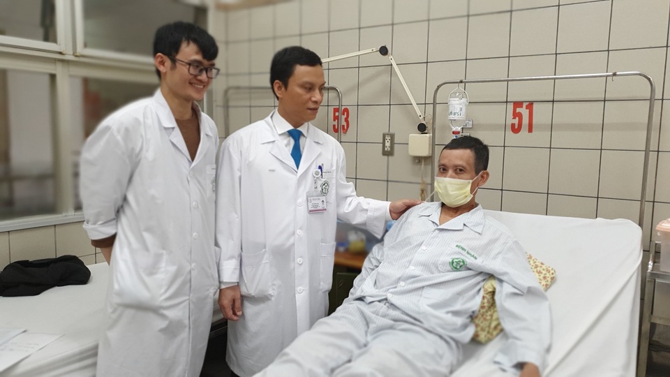 Người đàn ông ung thư thực quản vì hút thuốc, uống rượu trên 30 năm - 1 Người đàn ông ung thư thực quản vì hút thuốc, uống rượu trên 30 năm - 1