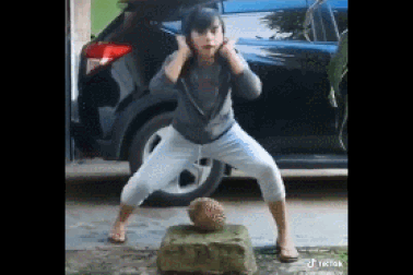 Clip “cô gái xinh đẹp tay không đấm nát trái sầu riêng” gây sốt tuần qua