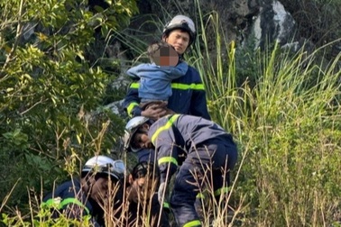 Giải cứu hai chị em dưới hố sâu 3m ở núi Trầm, Hà Nội