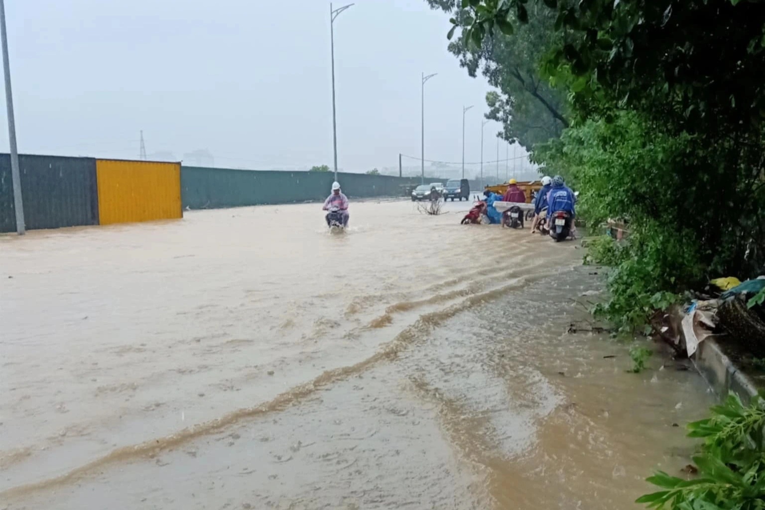 Đường Hà Nội ngập sâu, dân công sở vật lộn đi làm rồi bất lực quay về - 1