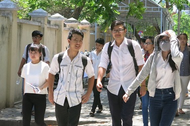 Chấm thi THPT quốc gia: Đã có điểm 9, 10 ở môn tự luận