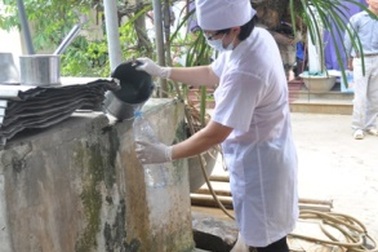 Viện Sức khỏe nghề nghiệp và Môi trường kiểm tra máy lọc nước Karofi đem tặng “làng ung thư”