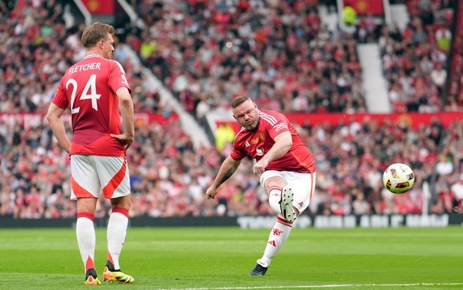 Wayne Rooney mang bụng bia, gây sốt với siêu phẩm đá phạt ở Old Trafford - 2