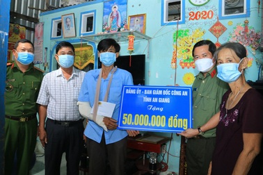 Công an hỗ trợ xây nhà cho cán bộ bị chém ở chốt kiểm dịch Covid-19