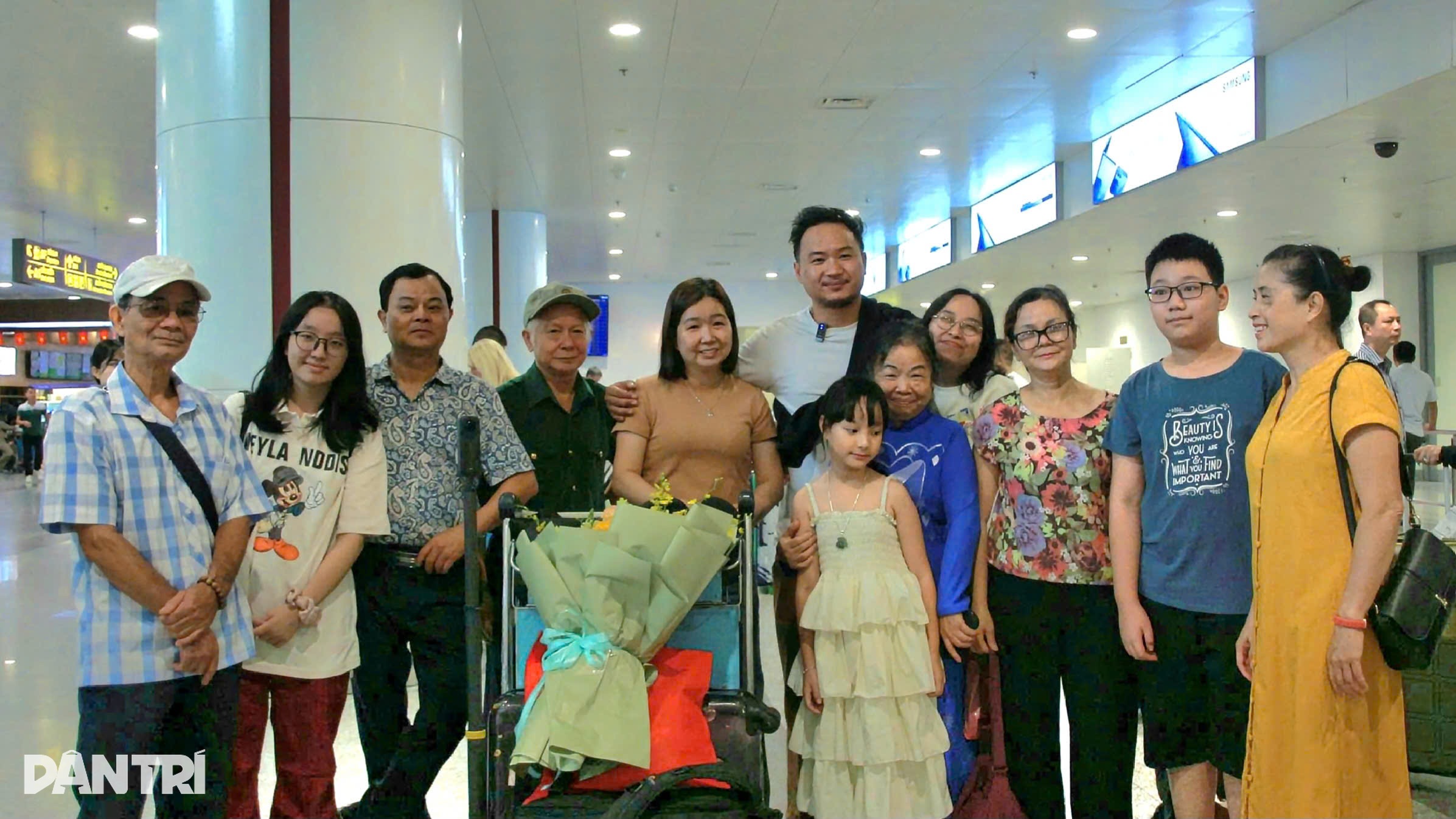 Khoảnh khắc đạo diễn Pháp đoàn tụ mẹ Việt ở sân bay Nội Bài sau 31 năm - 4 Khoảnh khắc đạo diễn Pháp đoàn tụ mẹ Việt ở sân bay Nội Bài sau 31 năm - 4
