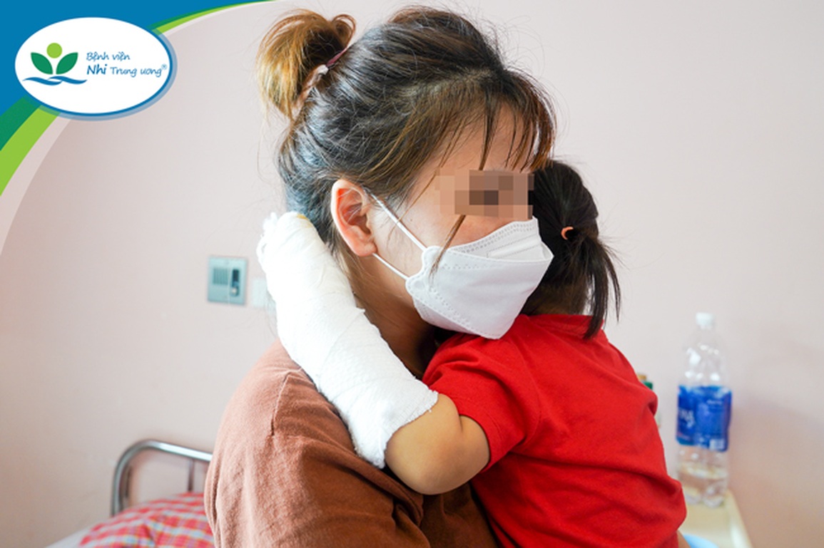 Bé gái bị điện giật ngừng tim, bàn tay cháy đen vì sạc điện thoại - 1 Bé gái bị điện giật ngừng tim, bàn tay cháy đen vì sạc điện thoại - 1