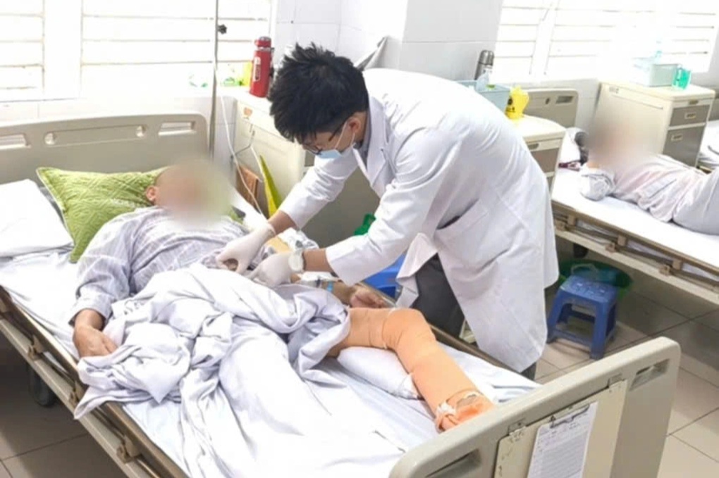 Người đàn ông hoại tử chân sau cú ngã vì vi khuẩn ăn thịt - 1 Người đàn ông hoại tử chân sau cú ngã vì vi khuẩn ăn thịt - 1