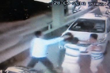 Nữ nhân viên trạm soát vé bị đánh dã man ngay tại trạm