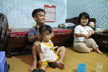 Cận cảnh cuộc sống của đôi vợ chồng tí hon, chỉ cao 1m giữa Hà Nội