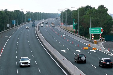 Ô tô có được vượt phải?