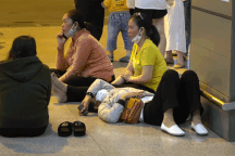 Người dân vạ vật ở sân bay Tân Sơn Nhất chờ đón Việt kiều về nước