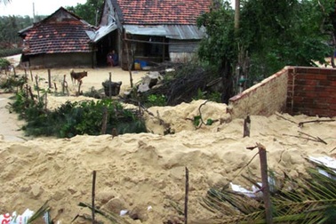 Lũ cát chưa từng có “đổ bộ” vùi lấp thôn xóm