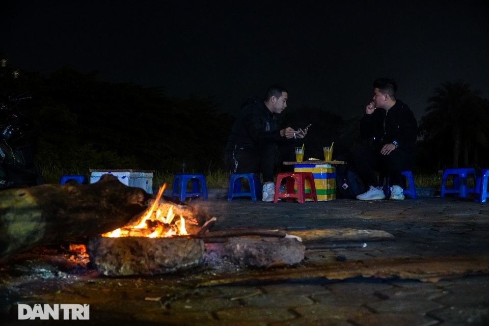 Mùa đông gõ cửa, người Hà Nội đốt lửa sưởi ấm giữa đêm giá lạnh - 7 Mùa đông gõ cửa, người Hà Nội đốt lửa sưởi ấm giữa đêm giá lạnh - 7