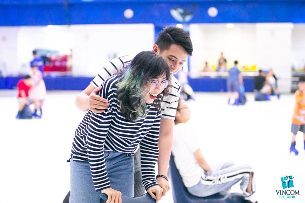 Giới trẻ đổ về trung tâm thương mại tận hưởng ăn - chơi - sắm ngày Valentine - 3 Giới trẻ đổ về trung tâm thương mại tận hưởng ăn - chơi - sắm ngày Valentine - 3