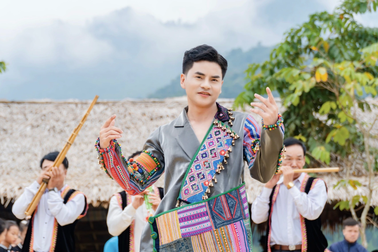 Sao Mai La Hoàng Quý kể chuyện Tết vùng cao bằng âm nhạc