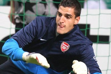 Arsenal trông cậy vào “người gác đền” trẻ Mannone