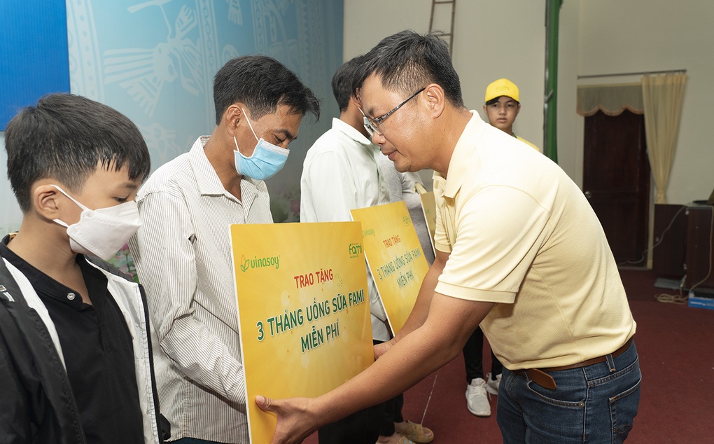 Chuyến xe Fami vui vẻ tiếp tục hành trình mang ngàn niềm vui bất ngờ đến với người dân Đồng Tháp - 3 Chuyến xe Fami vui vẻ tiếp tục hành trình mang ngàn niềm vui bất ngờ đến với người dân Đồng Tháp - 3