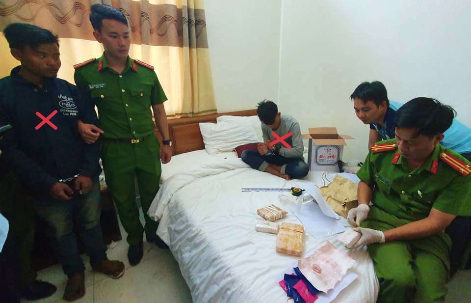 Bắt 2 đối tượng người Lào với gần 10 nghìn viên ma túy - 1 Bắt 2 đối tượng người Lào với gần 10 nghìn viên ma túy - 1