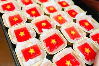 Chủ quán cơm Hà Nội được gì khi tặng không 120 bánh thạch cờ đỏ sao vàng?