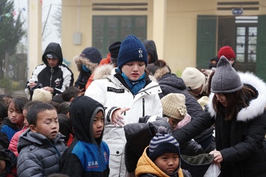 Ấm lòng những suất quà trao tặng cho học sinh nghèo Sapa