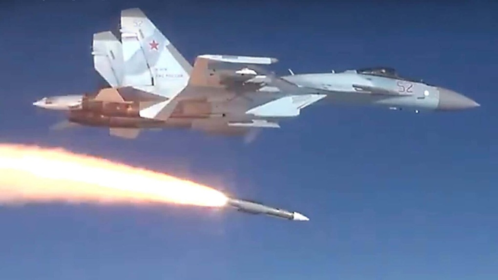 Su-35 Nga bắn tên lửa hạ tiêm kích Ukraine đang thả bom lượn - 1