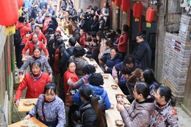 Hàng ngàn người thưởng thức bữa tiệc tất niên... dài 2km