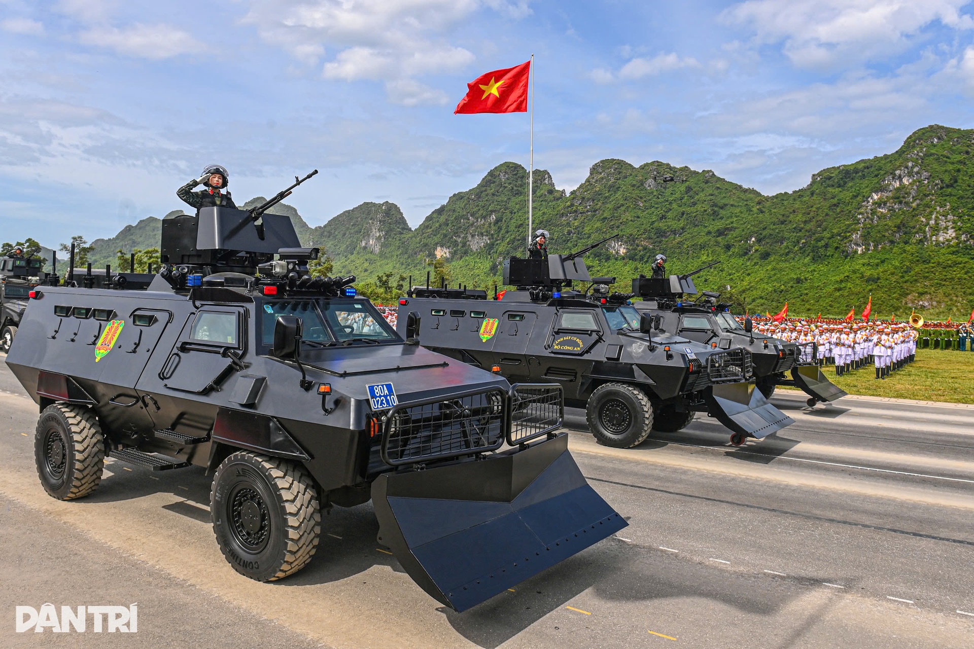 Ngắm dàn xe tăng, tên lửa, UAV hợp luyện chuẩn bị cho lễ diễu binh - 14 Ngắm dàn xe tăng, tên lửa, UAV hợp luyện chuẩn bị cho lễ diễu binh - 14