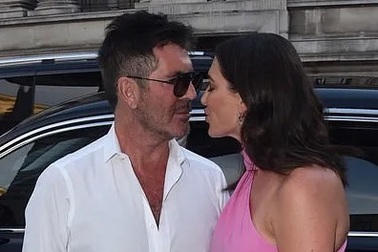 Ông bầu ca nhạc Simon Cowell tình tứ bên bạn gái kém 18 tuổi