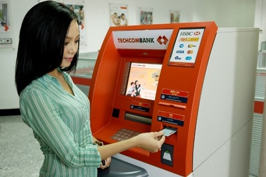 Techcombank miễn phí rút tiền nội mạng cho khách hàng sử dụng gói tài khoản