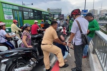 Cảnh sát giao thông ngăn chặn kịp thời người vợ lao xuống kênh theo chồng