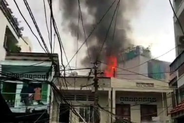 TPHCM: Cháy nhà áp chợ, người dân chạy tán loạn