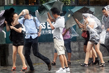 Bão Utor đổ bộ Hồng Kông, gây gián đoạn giao thông hàng không