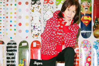 Bà mẹ U60 được mệnh danh nữ hoàng thời trang, nhiều sao muốn chụp ảnh cùng