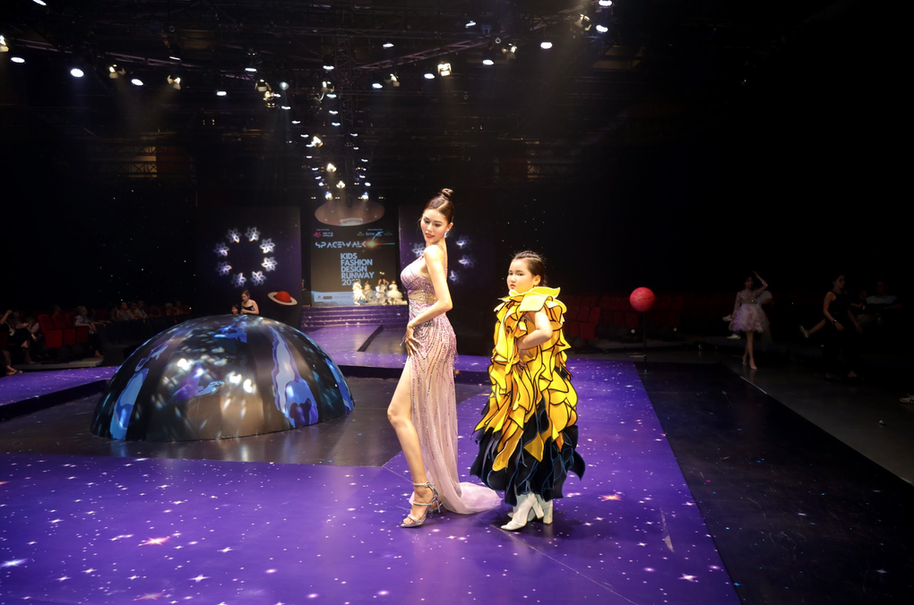 Hoa hậu Kim Nguyên và học trò sải bước ấn tượng sàn catwalk - 3 Hoa hậu Kim Nguyên và học trò sải bước ấn tượng sàn catwalk - 3