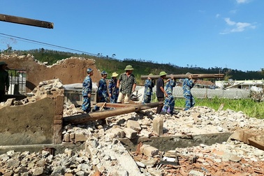 Cảnh sát biển căng mình giúp dân khắc phục hậu quả do bão số 10