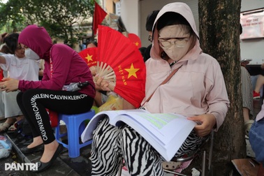 Muôn kiểu giữ chỗ đẹp xem diễu binh: Ôm sách học bài, chia ca về tắm