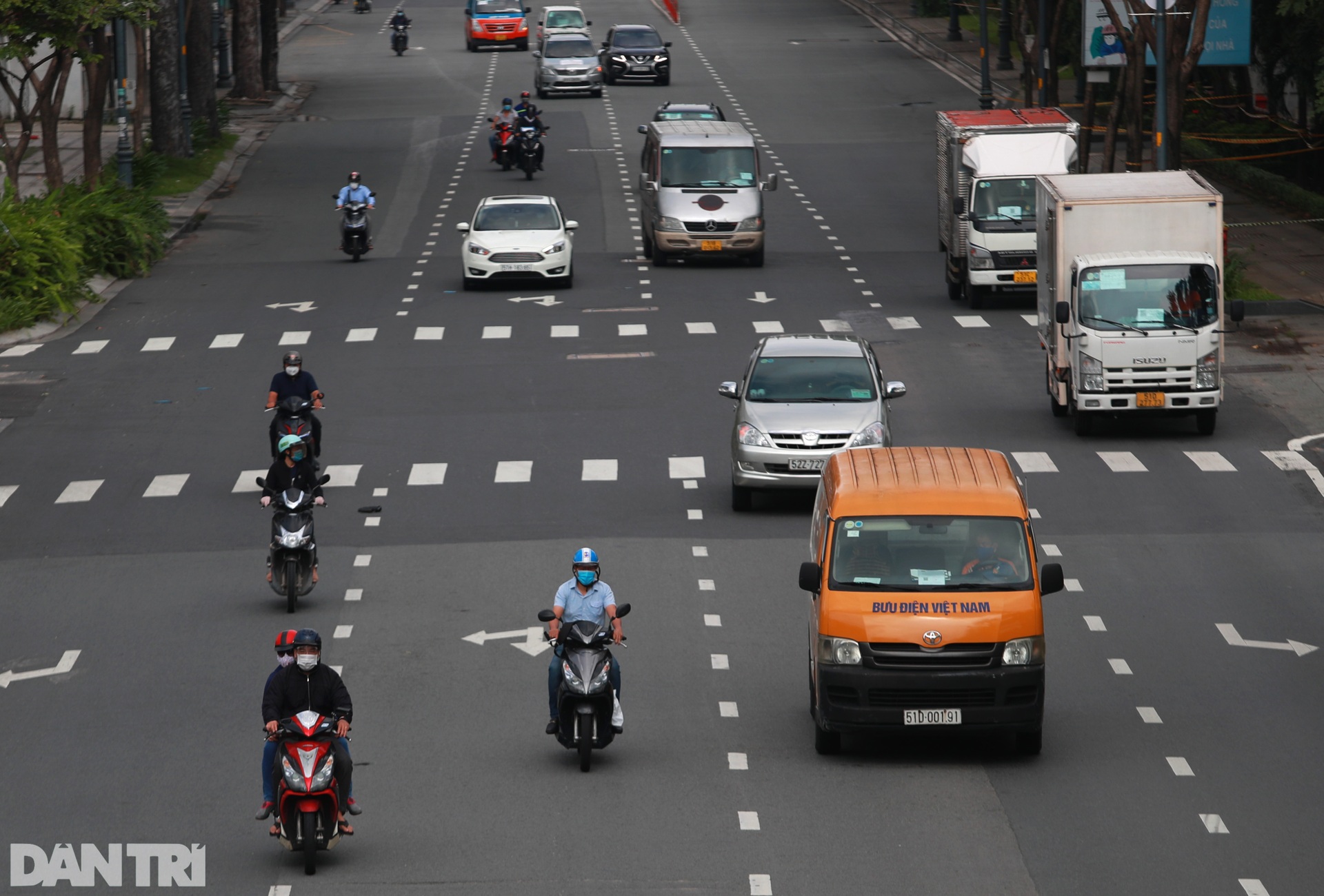 Đường TPHCM nhộn nhịp, xe xếp hàng dài chờ qua chốt kiểm soát Covid-19 - 6