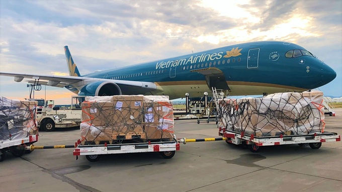 Máy bay Vietnam Airlines tiếp nhận lô hàng tại sân bay Frankfurt.