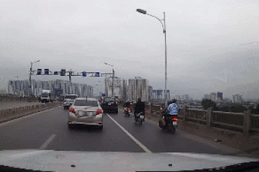 Ô tô bất ngờ bị lật nghiêng, gây tai nạn hàng loạt trên cầu